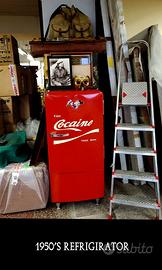 Frigorifero rosso funzionante americano degli anni