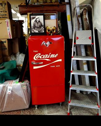 Frigorifero rosso funzionante americano degli anni