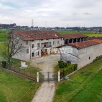 Casale ristrutturato con 12 ettari di terreno