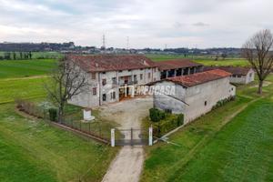 Casale ristrutturato con 12 ettari di terreno