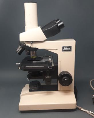 Microscopio Nikon Labophot con 4 ottiche