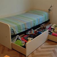 Letto singolo con cassettoni