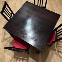 Tavolo con sedie in legno color marrone/nero