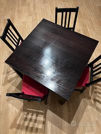 Tavolo con sedie in legno color marrone/nero