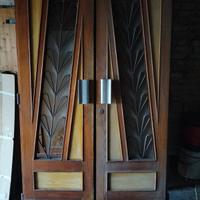 Porta in legno massiccio con vetri decorati 