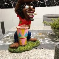 statua di boby marley con vetro a tavolino