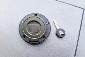 TAPPO DEL SERBATOIO ORIGINALE YAMAHA MT FZ8 FZ1 R1