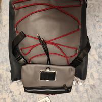 Zaino grigio e nero della guess