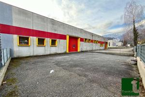 CAPANNONE CON PIAZZALE FRONTE STRADA