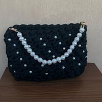 Pochette Nera con perle: Eleganza Fatta a Mano