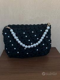 Pochette Nera con perle: Eleganza Fatta a Mano