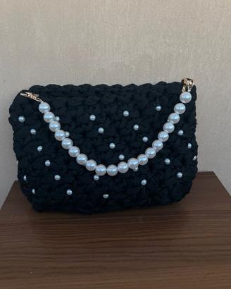 Pochette Nera con perle: Eleganza Fatta a Mano