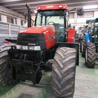 Trattore agricolo usato campo aperto