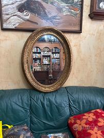 Specchio con cornice il legno dorata
