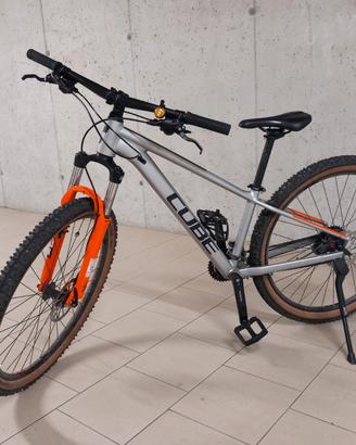 Bici Cube Aim race ben tenuta