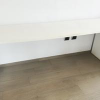 Scrivania bianca  con ruote Moretti Compact.