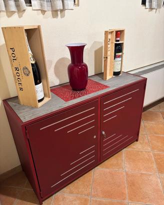 MOBILE MODERNO IN METALLO