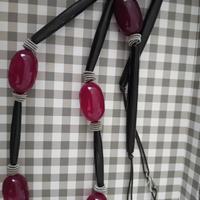 Lunga collana con perle nere e rosa scuro