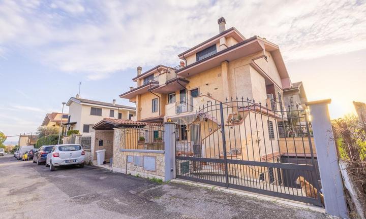 PORZIONE DI BIFAMILIARE A GUIDONIA MONTECELIO