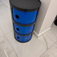 Comodino Kartell nero con ante blu