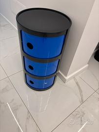 Comodino Kartell nero con ante blu