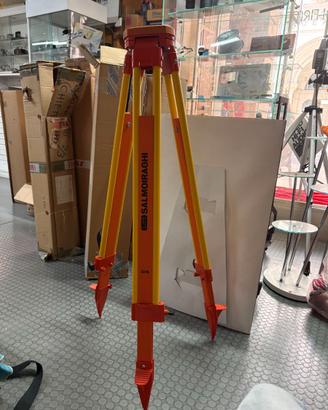 Treppiede per strumenti topografici