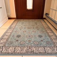 Tappeto moderno azzurro con motivi floreali