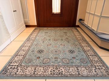 Tappeto moderno azzurro con motivi floreali