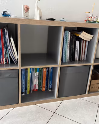 Scaffale/libreria color grigio/effetto legno