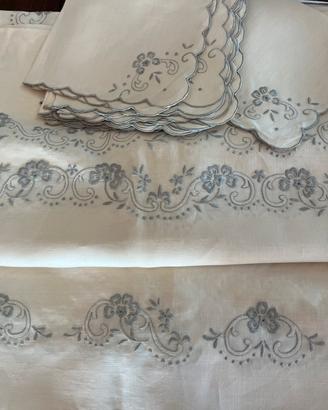 Tovaglia antica lino ricamata a mano
