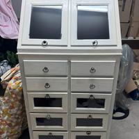 Dispensa in legno bianco