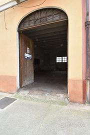 Ampio Locale al Piano Terra con Corte