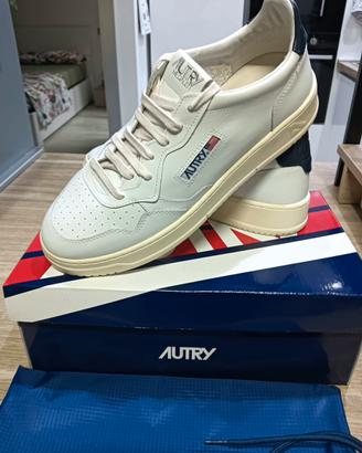 Autry 01 Low Leather Sneaker White & navy