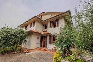 Elegante casa bifamiliare in posizione soleggiata