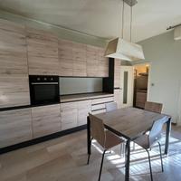 Cucina completa moderna con elettrodomestici