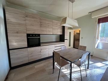 Cucina completa moderna con elettrodomestici