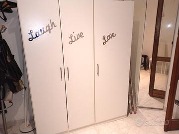 Stanza in paese fornito di autobus di città (1-23)