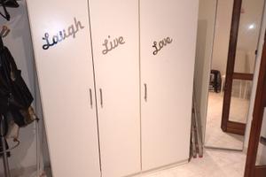 Stanza in paese fornito di autobus di città (1-23)