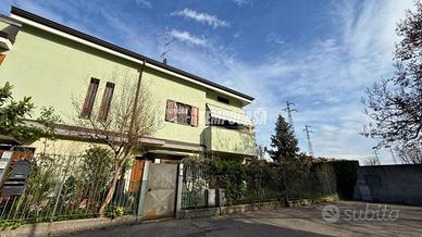 VILLA A SCHIERA CON BOX DOPPIO E GIARDINO