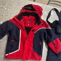 Tuta e stivali da neve