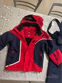 Tuta e stivali da neve