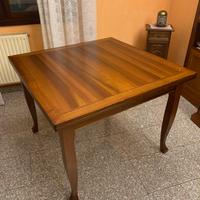Tavolo di legno quadrato e allungabile