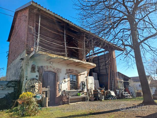 Rustico con terreno in posizione panoramica