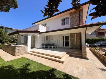 Villa di 231 m² con più di 5 locali a Forte dei Ma
