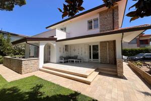 Villa di 231 m² con più di 5 locali a Forte dei Ma