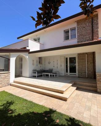 Villa di 231 m² con più di 5 locali a Forte dei Ma