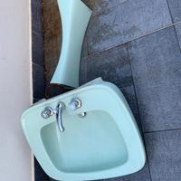 Lavabo verde pallido compreso di rubinetteria