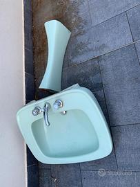 Lavabo verde pallido compreso di rubinetteria