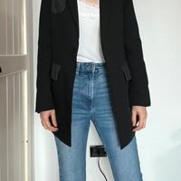 Blazer lungo nero con dettagli a contrasto