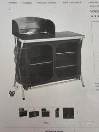 Mobili pieghevoli, sedie, fornello da campeggio.